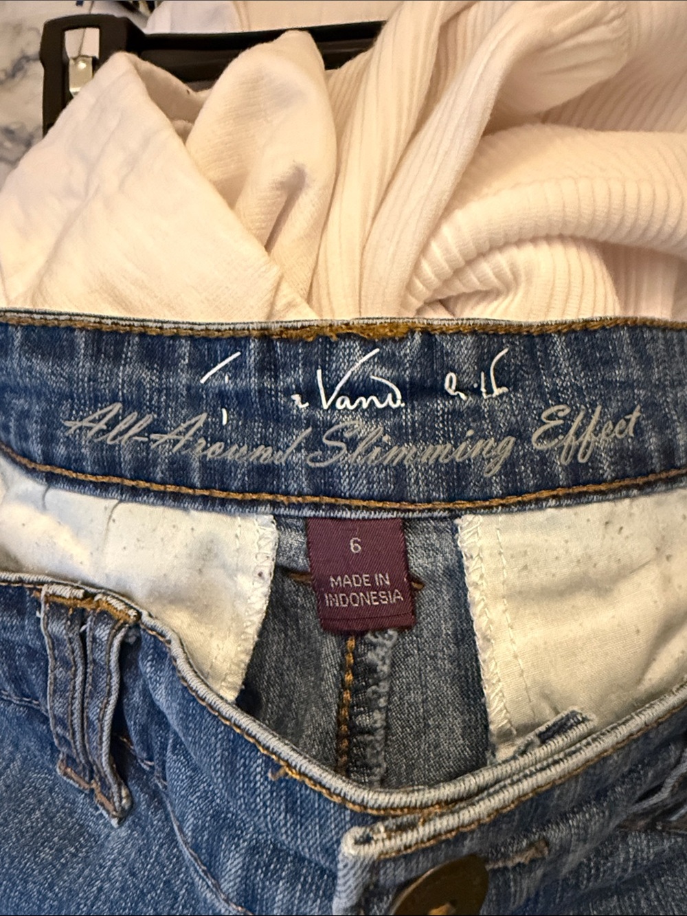 Gloria Vanderbilt all around slimming effect shorts in a size 6 - Picture 6 of 8
